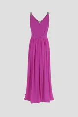 Vestido largo de fiesta color lavanda, con escote en V, breteles finos con apliques de strass y cinto con aplique de strass.
