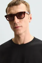 Remera color arena de corte recto, cuello redondo y mangas cortas.