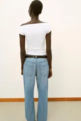 Camiseta negra de corte slim fit, con cuello barco y manga corta.