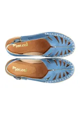 Sandalias bajas color beige con recortes geométricos en la capellada, tira trasera con hebilla ajustable y suela con cámara de aire.