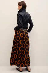 Falda larga de viscosa con estampado geométrico en tonos marrón y negro.