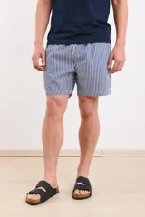 Short de baño blanco con rayas verticales azules.