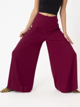 Pantalón de pierna ancha color borgoña, con pretina elastizada.