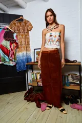 Pantalón de gamuza color marrón, de corte holgado y modelo barrel.