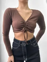 Top manga larga de morley o lanilla, con escote en V y frunce regulable en el centro.