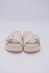 Sandalias veganas color beige con plataforma y hebilla decorativa.