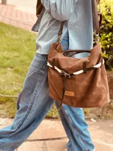 Bolso marrón de cuero gamuzado con correa bandolera de cuero marrón y detalle de cuero con estampado animal print.