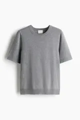 Remera gris de manga corta en punto fino de mezcla de viscosa, con escote redondo, puños y bajo en punto acanalado.