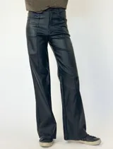 Pantalón plateado de corte oxford, confeccionado en tela metalizada elastizada.