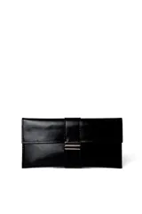 Sobre de mano color negro, confeccionado en cuero, con diseño rectangular y cierre frontal mediante solapa con detalle de hebilla metálica.