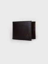 Billetera de cuero marrón oscuro, con costuras visibles en color rojo y compartimentos interiores para tarjetas y documentos.