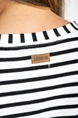 Remera de manga larga con diseño de rayas horizontales en blanco y negro, cuello redondo y corte ajustado al cuerpo.