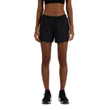 Short deportivo New Balance 2 IN 1 para mujer, color negro, con calza interior incorporada y logo reflectivo.