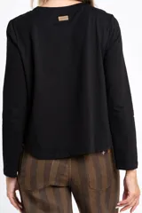 Remera de manga larga color negro, con escote redondo y calce ajustado al cuerpo.