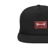 Gorra negra con paneles frontales rígidos y paneles traseros de malla. Presenta un parche rectangular con el logo de Independent en rojo y blanco.