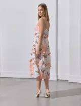 Vestido midi de gasa con estampado floral en tonos rosa y marrón. Escote redondo, breteles finos regulables, espalda elastizada y detalles de volados en cintura y ruedo.