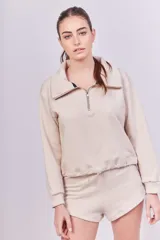 Short color arena de rústico de algodón, con cintura elástica y bolsillo trasero con etiqueta con el logo de la marca.