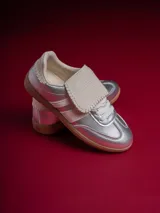 Zapatillas urbanas Champion Sicus color negro con detalles en blanco y suela color caramelo.