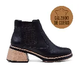 Botín de cuero negro con elástico en los laterales, taco cuadrado color beige y suela track.