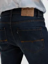 Jean de corte slim fit color azul oscuro.