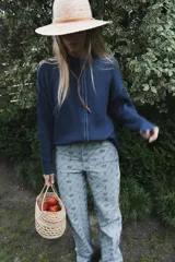 Jean de tiro alto con corte straight flare, confeccionado en denim de algodón con estampado geométrico de rombos y motivos florales en tonos azulados.