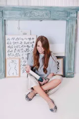 Bailarinas combinadas en tejido de glitter fino con forma de concha y piel a contraste con mini punta y escote en pico.