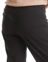 Pantalón de gabardina elastizada con pretina ancha elástica, bolsillos simulados en la parte delantera y bolsillos aplicados en la parte trasera.