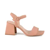 Sandalias de tacón color salmón, con punta cuadrada, tira ancha sobre los dedos, pulsera al tobillo con hebilla y tacón geométrico. Marca Marco Donatti, modelo Martina.