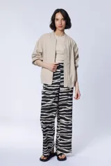 Campera bomber color beige con cierre frontal y mangas 3/4.