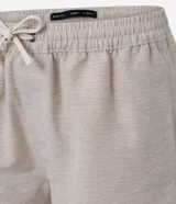 Bermuda de sarga con estampa rayada en color gris, de corte recto y largo por encima de la rodilla. Posee cintura elástica ajustable mediante cordón blanco y bolsillos laterales.