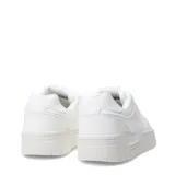 Championes urbanos Umbro modelo Milo, de color blanco total, con diseño de plataforma y logo de la marca grabado en el lateral y en la entresuela.