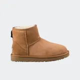 Botas cortas UGG Classic Mini II color marrón claro, con interior de piel de oveja y suela de goma.