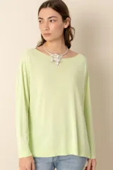 Sweater negro de tejido de punto, con escote barco y mangas largas.