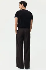 Remera negra de manga corta, cuello redondo y corte ajustado (slim fit), confeccionada en punto suave de algodón pima.