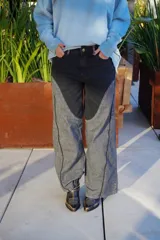 Pantalón de jean bicolor, con tono oscuro en la parte superior y lavado claro en las piernas. Corte recto y pierna ancha con costuras curvas.