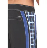 Boardshort Quiksilver Mercury de 21 pulgadas, color negro con costuras contrastantes y franjas laterales en tonos azules con diseño a cuadros. Cuenta con cintura ajustable mediante cordón.