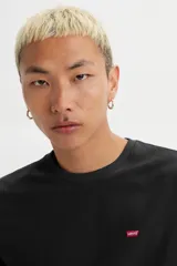 Remera negra de algodón con calce estándar y logo Levi's batwing estampado en el pecho.