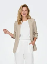 Blazer de corte regular color beige melange, con cuello solapa y bolsillos frontales.