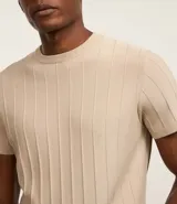 Remera de manga corta color beige, con cuello redondo y tejido texturizado acanalado.