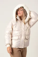 Campera puffer dorada con dos bolsillos delanteros y capucha con piel sintética desmontable.