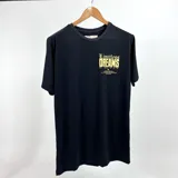 Remera negra de mangas cortas con estampa amarilla en el frente con la frase "Limitless Dreams".