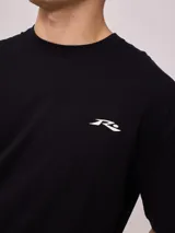 Remera de algodón con lavado, color crema o blanco roto, de corte regular fit y manga corta. Presenta un pequeño logo bordado en el pecho.