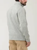 Buzo polar de hombre con cuello alto y medio cierre frontal. Presenta un diseño de tejido jaspeado en tonos grises, manga larga y calce regular.