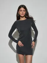 Vestido corto negro con brillo, de manga larga, cuello redondo y ajuste al cuerpo.