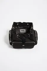 Bolso bandolera Bimba y Lola de estructura blanda en color negro, con cierre de cordón ajustable, bolsillos exteriores con cierre y asa regulable de tejido. Incluye el logo de la marca estampado en la parte frontal.
