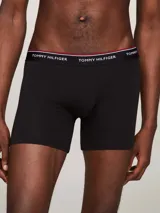 Pack de tres bóxer briefs negros de Tommy Hilfiger, confeccionados en mezcla de algodón y elastano. Presentan cintura elástica con el logo de la marca en blanco, rojo y azul.