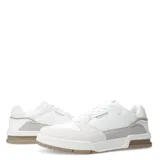 Championes urbanos N+ modelo Jutai, de diseño acordonado en color blanco con detalles en beige y suela de goma en tono tierra.