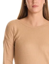 Remera de manga larga con textura tipo waffle, cuello redondo y corte recto con aberturas laterales en el ruedo.