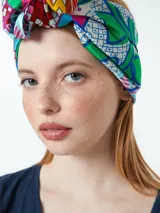 Vestido corto color beige, cruzado, sin mangas y ajustable con lazo lateral.