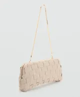 Bolso de mano tipo clutch con diseño trenzado en color beige, estructura rígida y cierre superior.